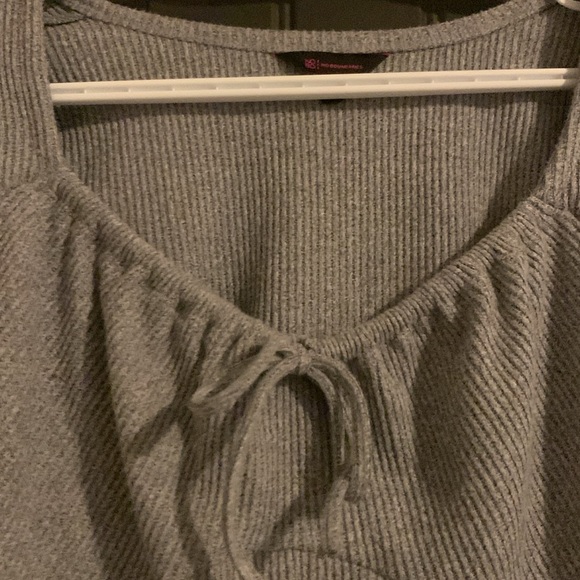 No Boundaries grey knit long sleeve tee shirt with bow in front - Picture 3 of 4
